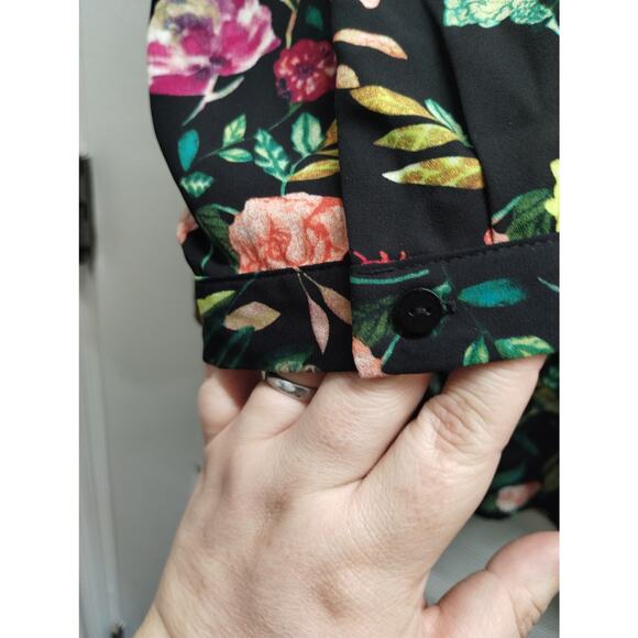 Chelsea & Theodore Size XXL Black Pink Floral Layered Hem Lightweight V-Neck Top - Picture 5 of 7